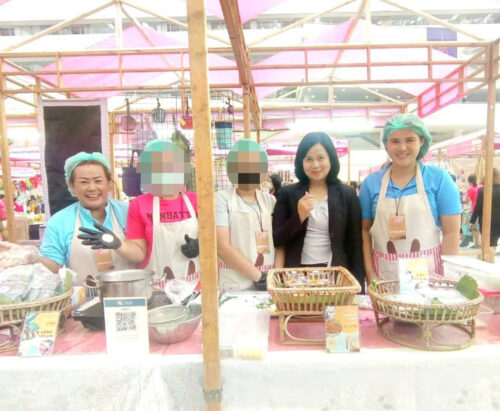 พก. โดย ศพอ.บ้านทองพูนเผ่าพนัส ขนมไทย/ไส้กรอกอีสานเดินเท้าเข้ากรุง ในงาน “Market fair” เรารู้ คุณทำได้  ณ ศูนย์ราชการแจ้งวัฒนะงาน ”Market fair” เรารู้ คุณทำได้