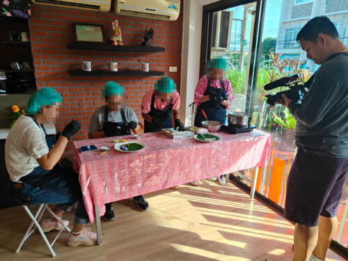 พก. โดย ศพอ.บ้านทองพูนเผ่าพนัส  รายการสูงวัยวาไรตี้ ช่อง ALTV4 ชวนรุ่นใหญ่วัยเก๋ามาชิมขนมไทย พร้อมให้กำลังใจคนพิการ