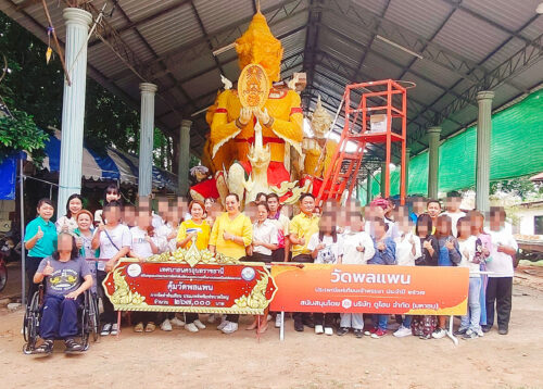 พก. โดย ศพอ.บ้านทองพูนเผ่าพนัสจังหวัดอุบลราชธานี ร่วมกิจกรรมแกะสลักเทียนพรรษา