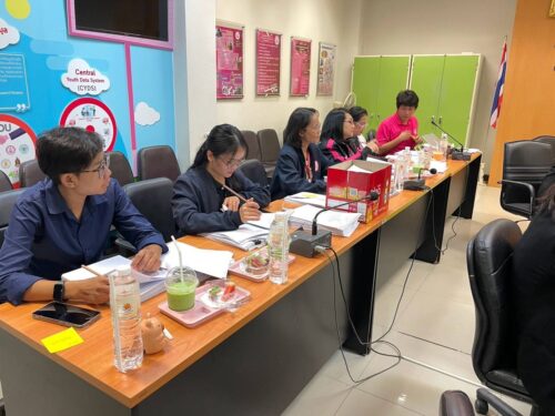 พก. โดย ศพอ.บ้านทองพูนเผ่าพนัส เข้าร่วมประชุมคณะอนุกรรมการกลั่นกรองคุณสมบัติผู้ประสบปัญหาทางสังคมฯ ครั้งที่ 2/2568