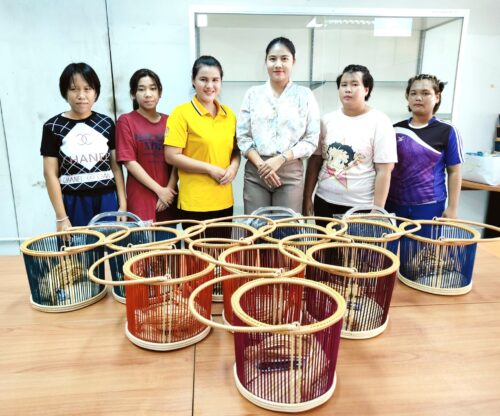 พก. โดย ศพอ.บ้านทองพูนเผ่าพนัส ฝึกอบรมวิชาชีพระยะสั้น หลักสูตรอาชีพสานตะกร้าหวายเทียมและตกแต่งเพิ่มมูลค่า