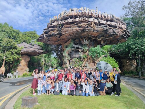 พก. โดย ศพอ.บ้านทองพูนเผ่าพนัส เข้าศึกษาดูงานและร่วมกิจกรรมเที่ยวสวนสัตว์อุบลราชธานี