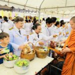 28-07-68 ตักบาตรเฉลิมพระเกียรติพระบาทสมเด็จพระเจ้าอยู่หัว 3
